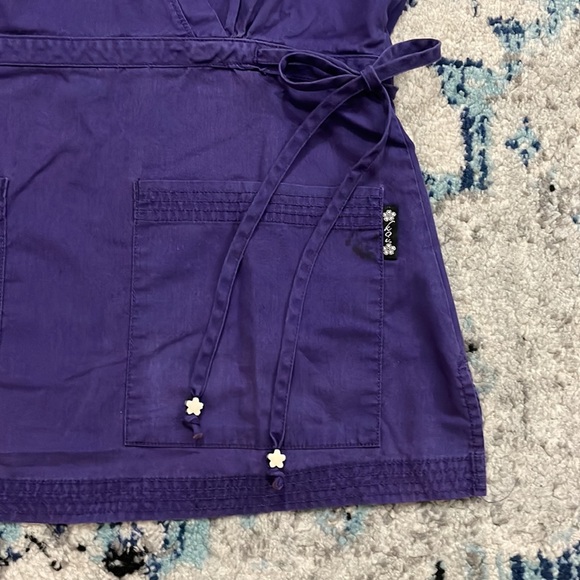💰3 items for $25 🏷 Koi by Kathy Peterson Purple Katelyn Mock Wrap Top sz Small - Picture 3 of 8